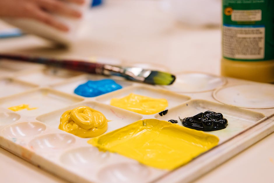 Demostración de mezcla de colores con acuarelas sobre paleta